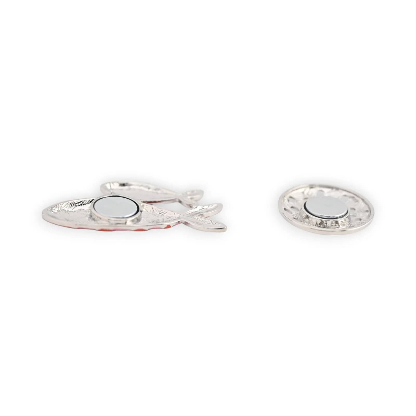 Broche duo de poissons corail et rose, dos avec plaque magnétique