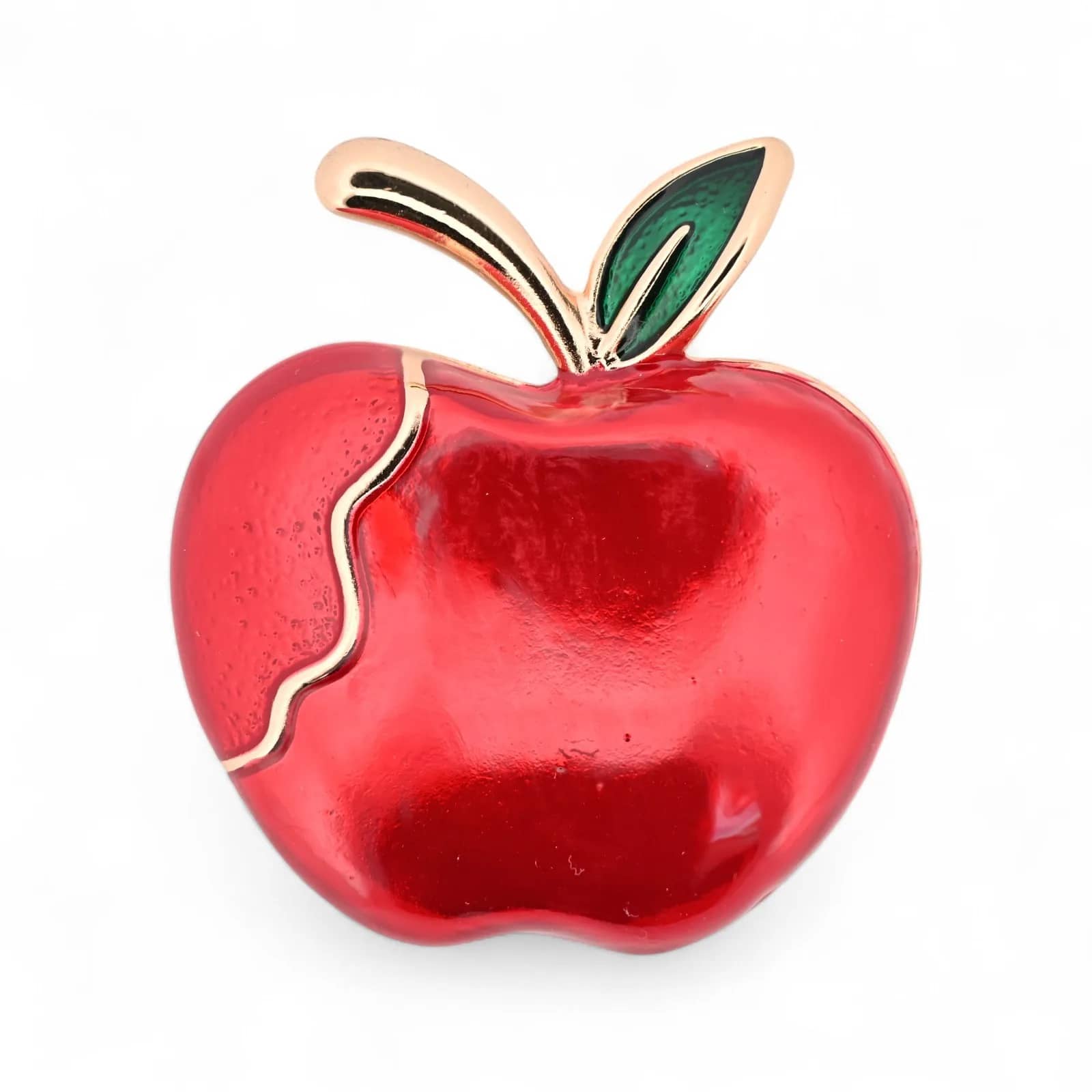 Broche pomme rouge croquée aimantée, émail rouge brillant avec tige dorée et feuille verte