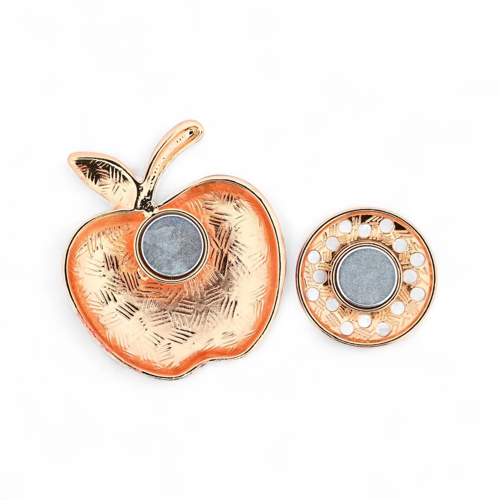 Broche pomme rouge, vue du dos avec plaque aimantée