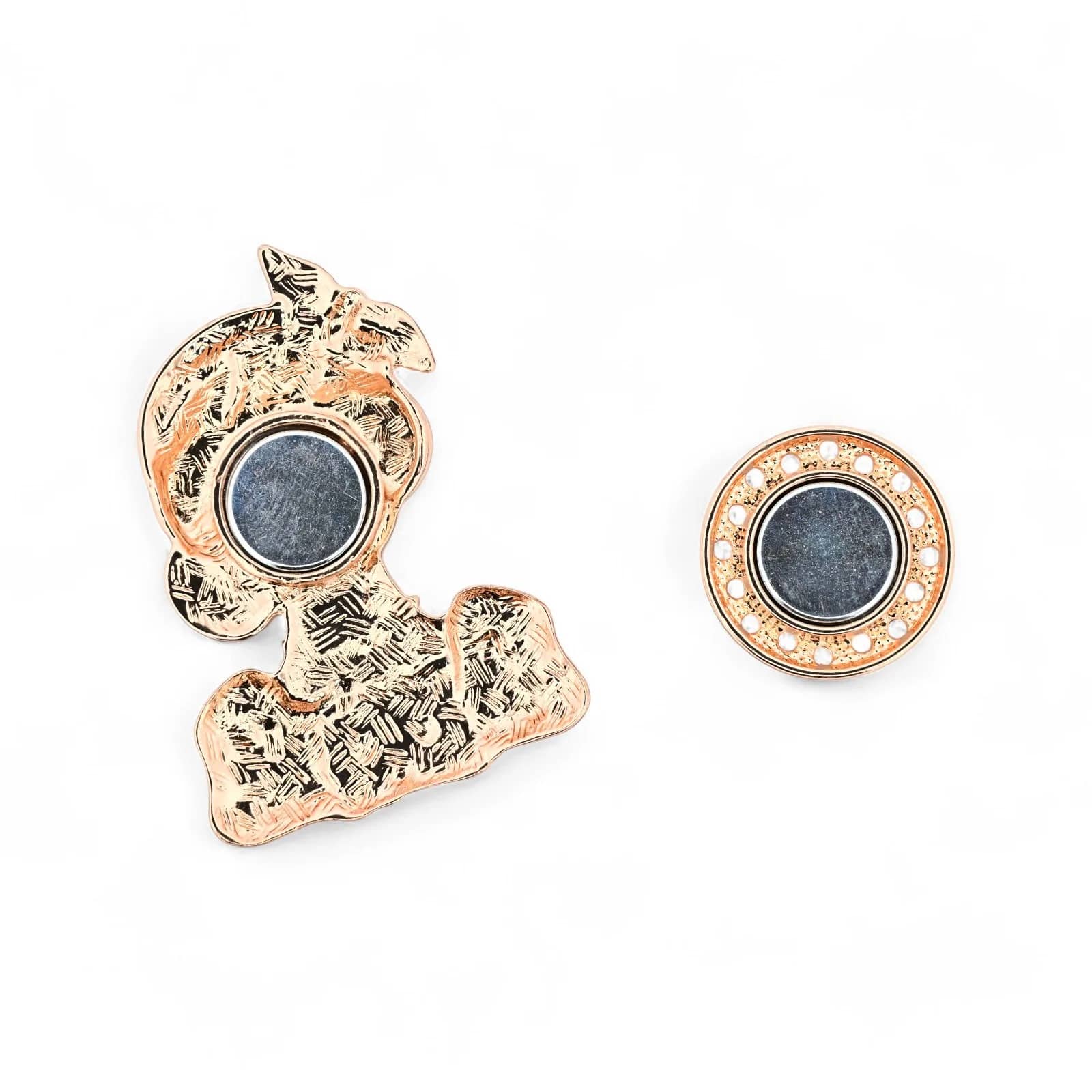 Broche portrait de femme chic, vue du dos avec plaque aimantée