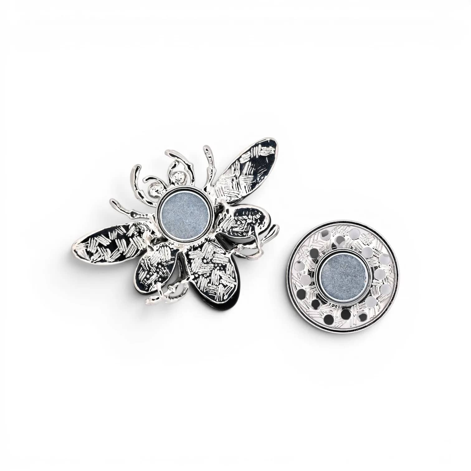 Broche scarabée noir et argenté, vue du dos avec plaque aimantée