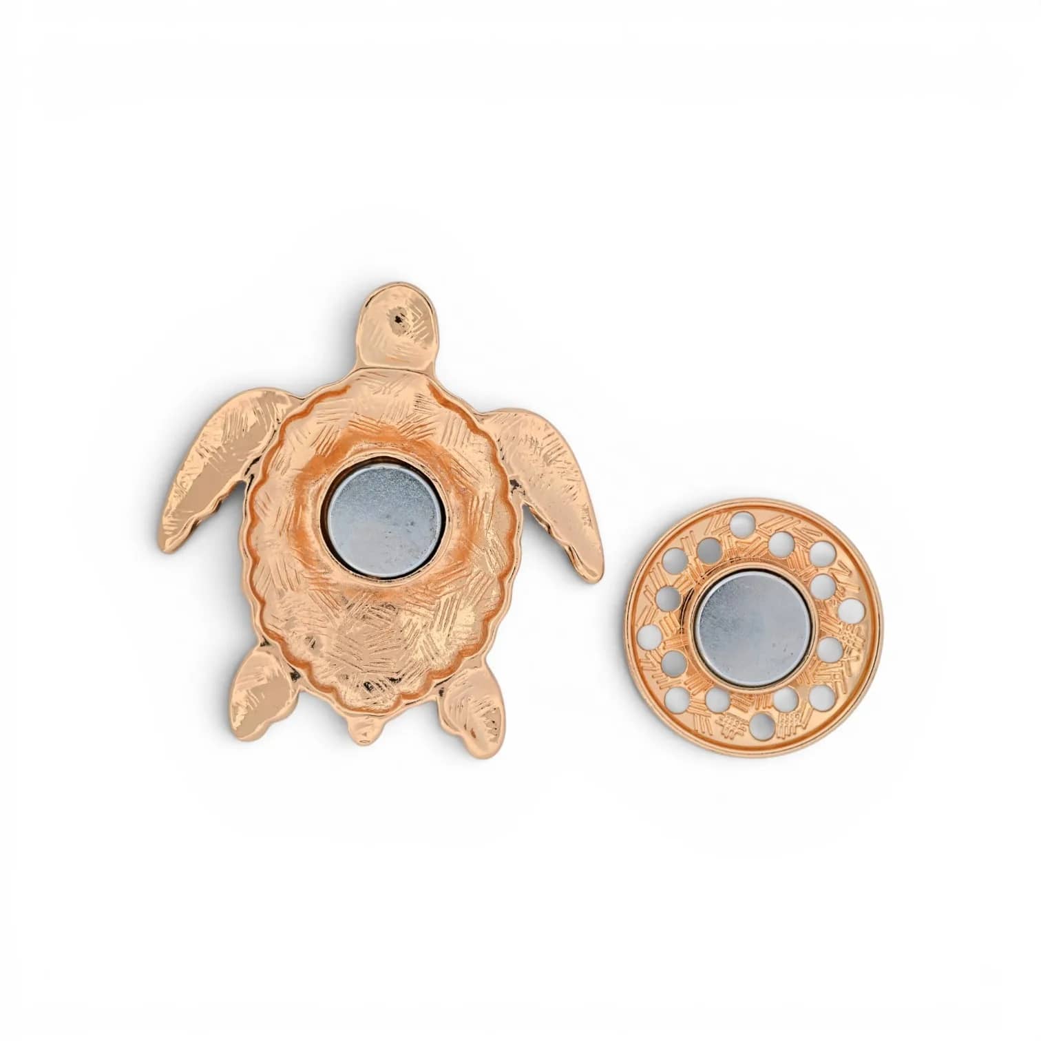 Broche tortue gris et blanc, vue rapprochée des écailles et de la plaque aimantée