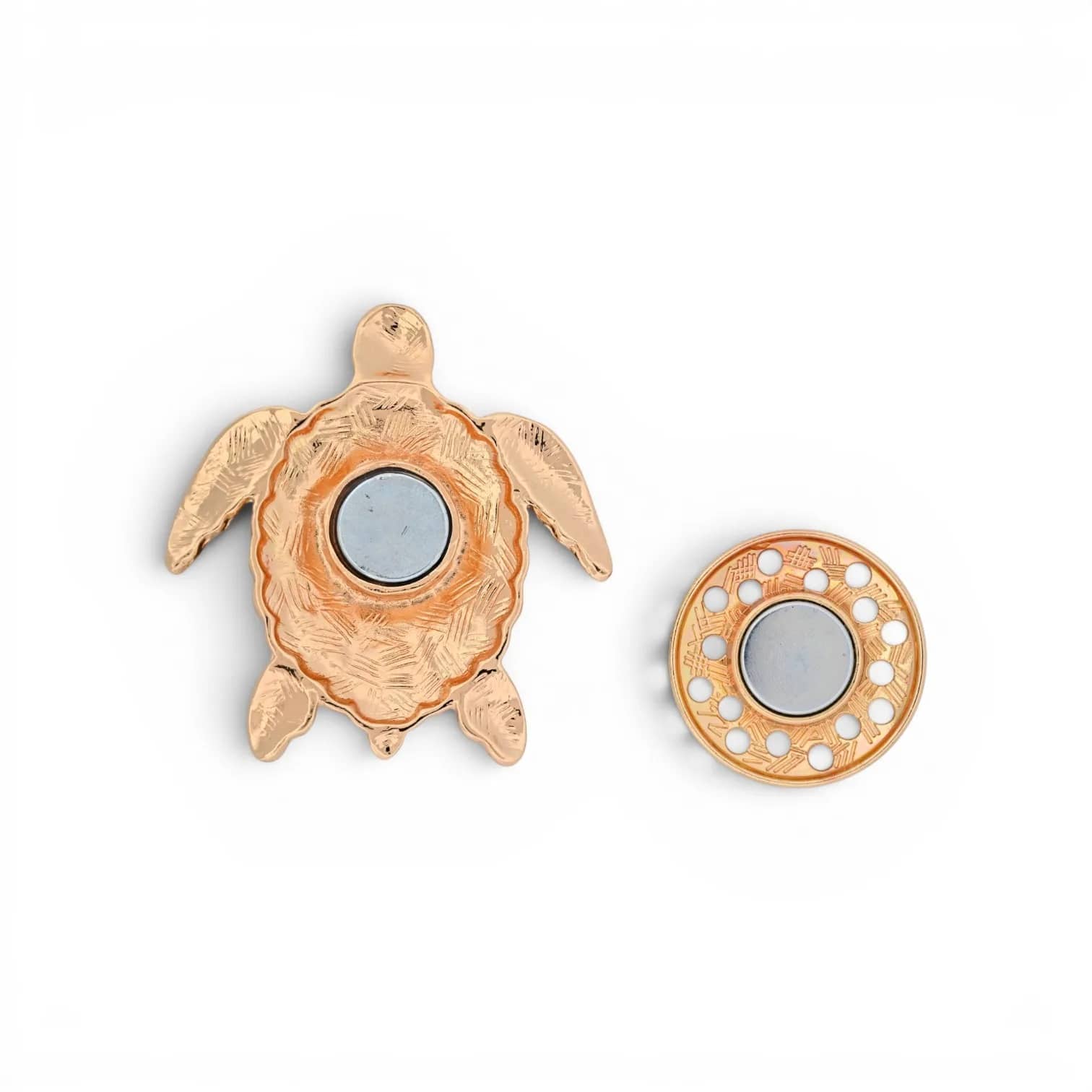 Broche tortue fleurie dorée, vue rapprochée des écailles et de la plaque aimantée