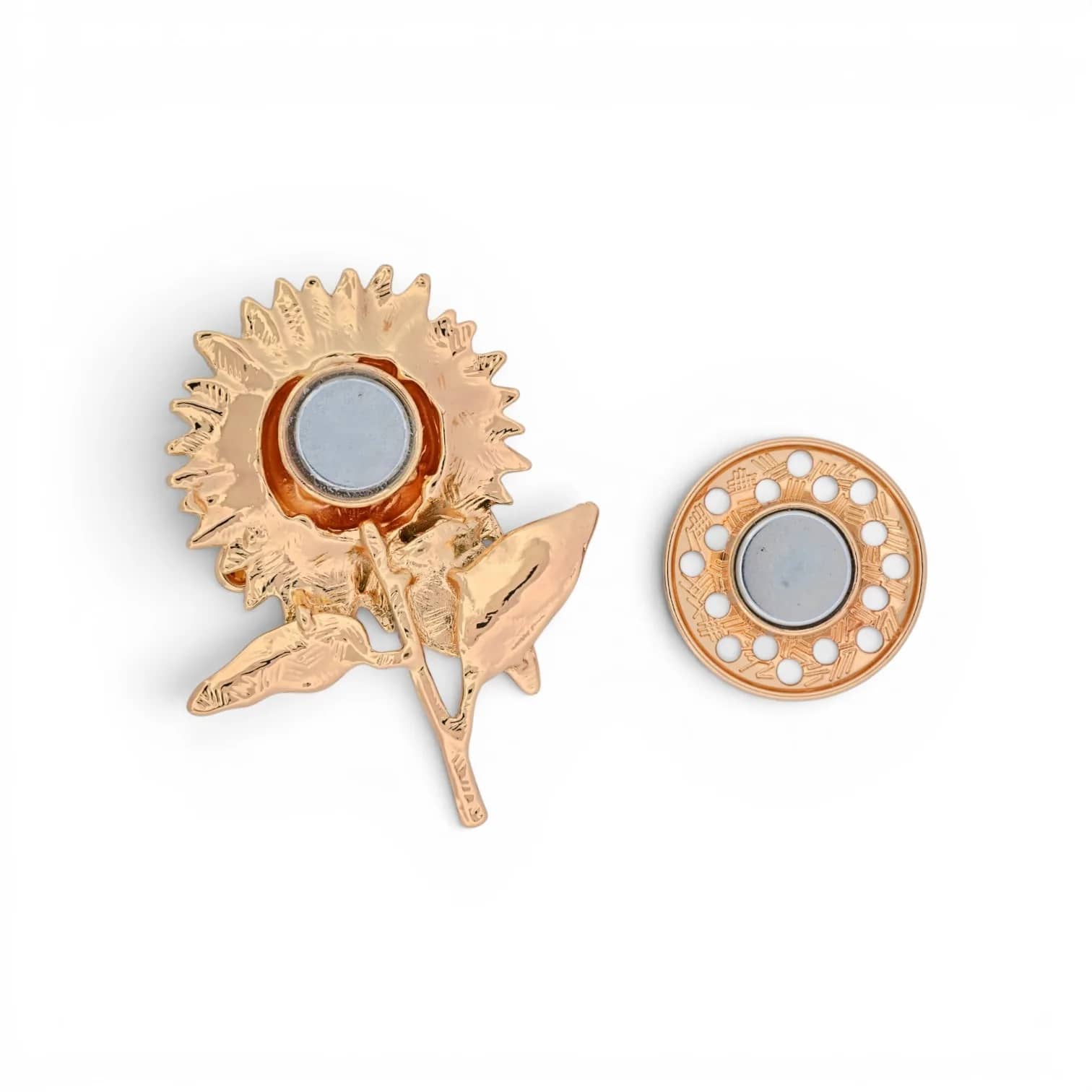 Dos de la broche tournesol montrant l'aimant rond et la plaque magnétique, fixation sans trou