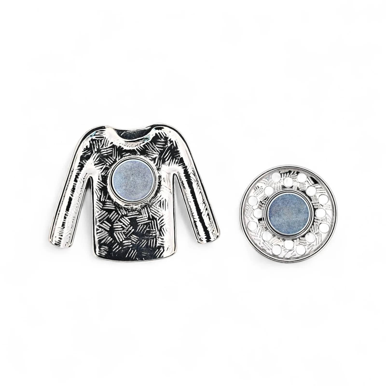 Broche veste chic noir et blanc, vue du dos avec plaque aimantée