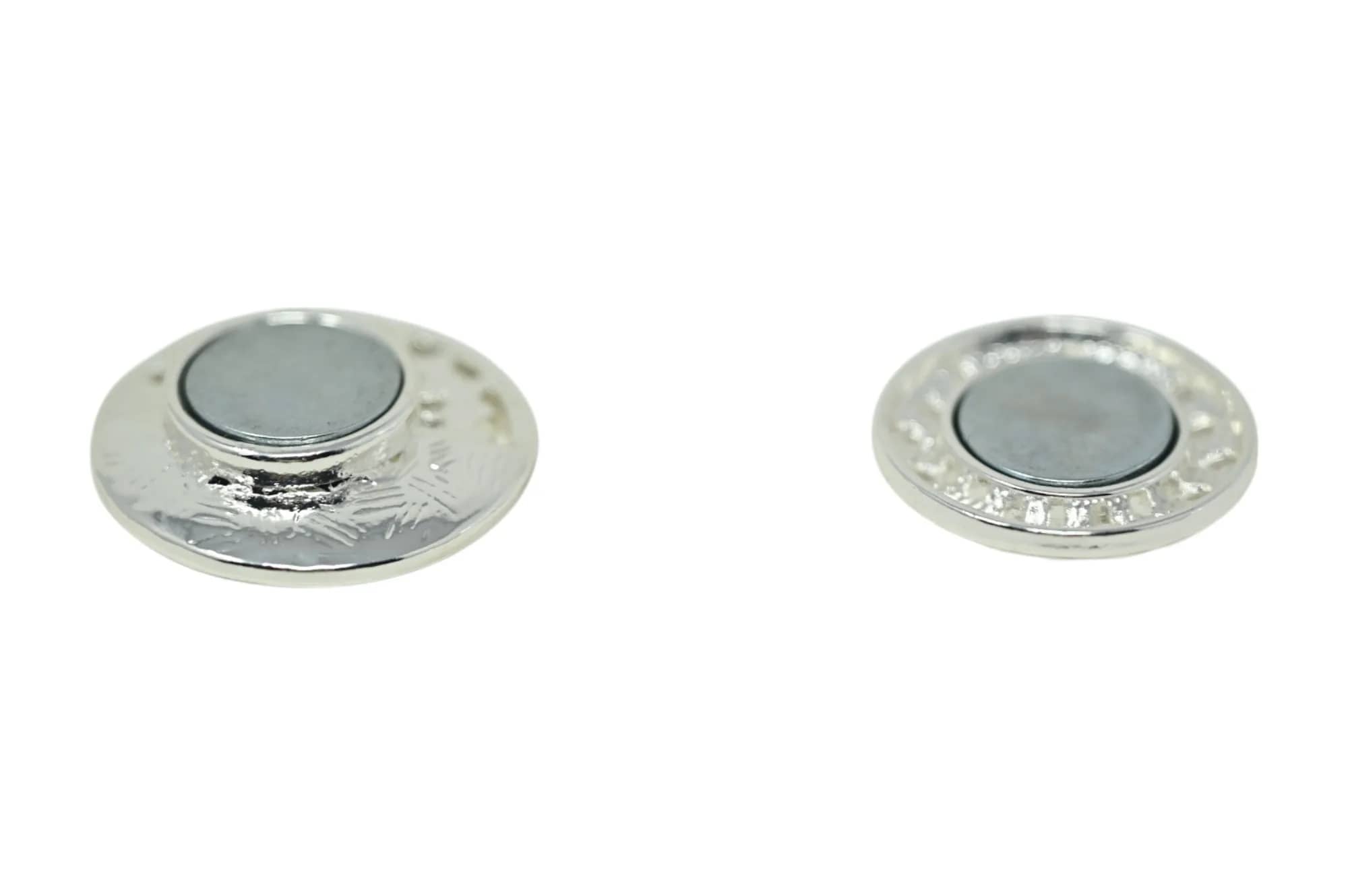 Kleine Lebensbaum-Brosche silber von Nahem, Zweige und Blätter aus glänzendem versilbertem Metall