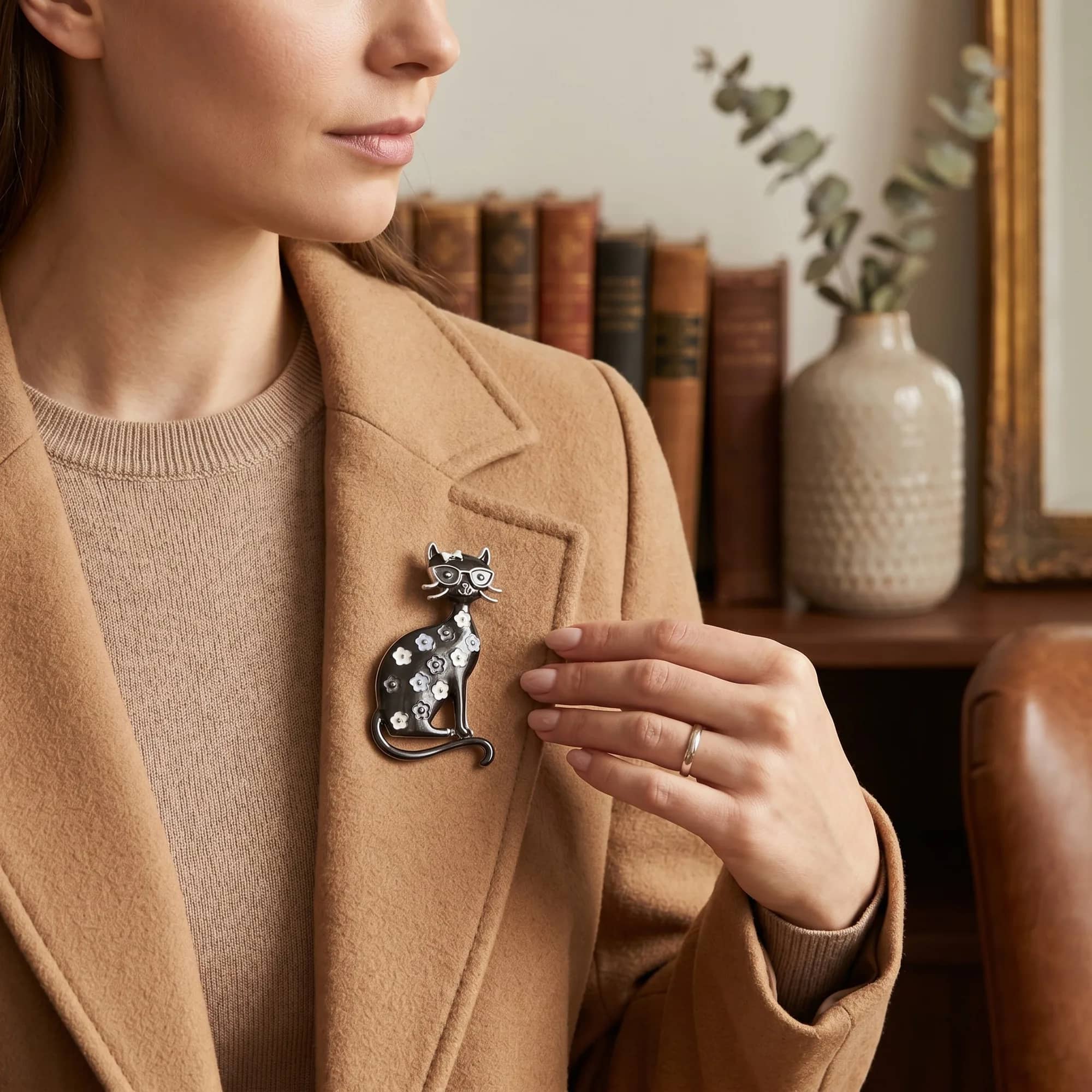 Broche Chat Fleuri Aimantée Noir et Blanc portée sur veste