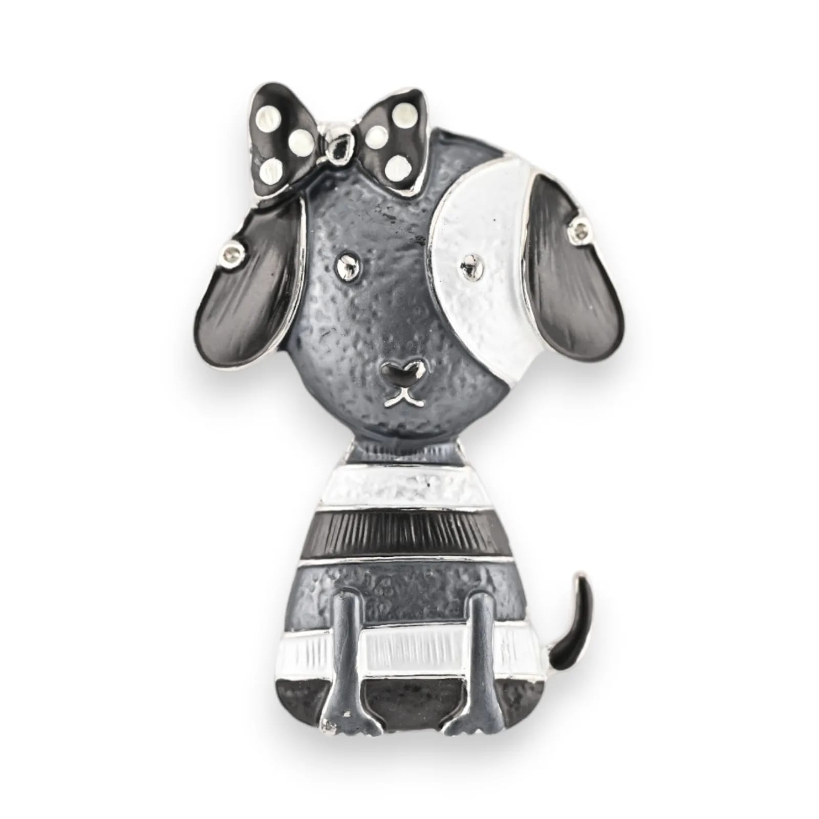Broche chien gris et blanc aimantée, coiffée d'un nœud à pois, corps rayé et museau noir