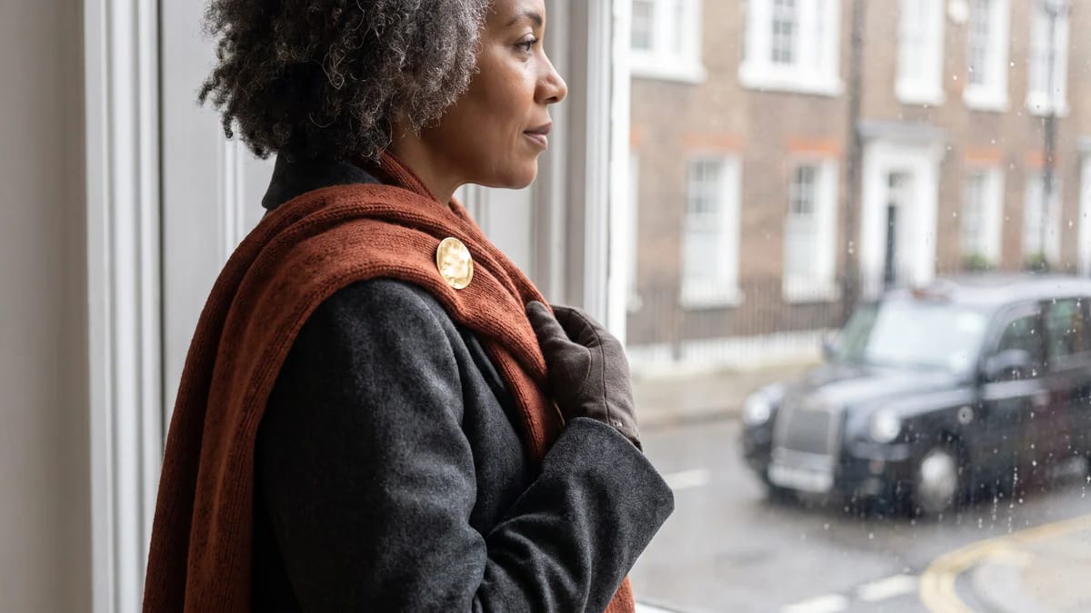 How to wear a scarf with a brooch: start with the fold