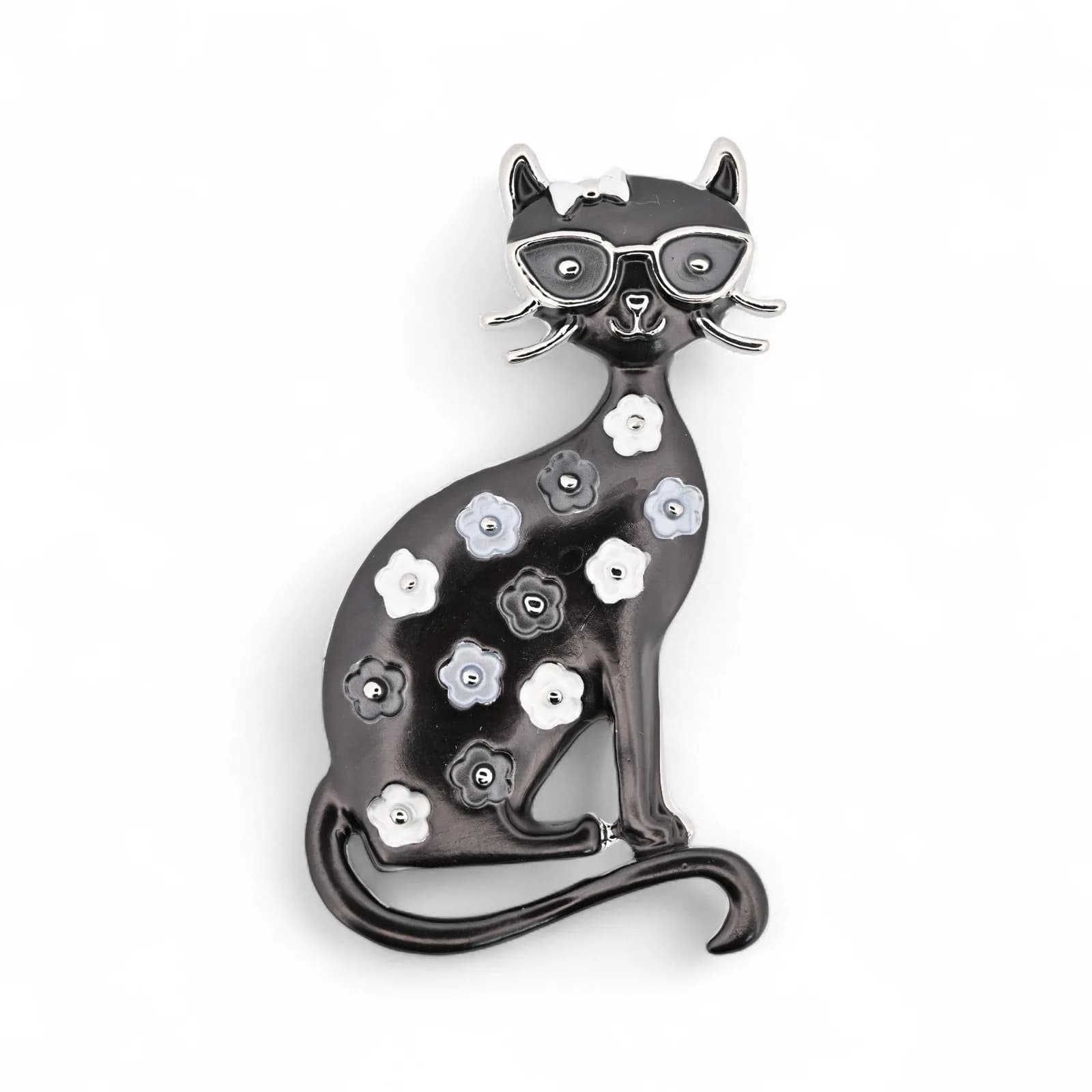 Broche chat fleuri aimantée noir et blanc en acier de couleur argentée