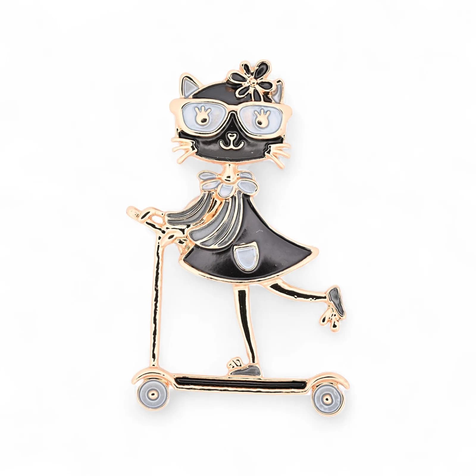 Broche chat sur trottinette aimantée en acier de couleur dorée rosée