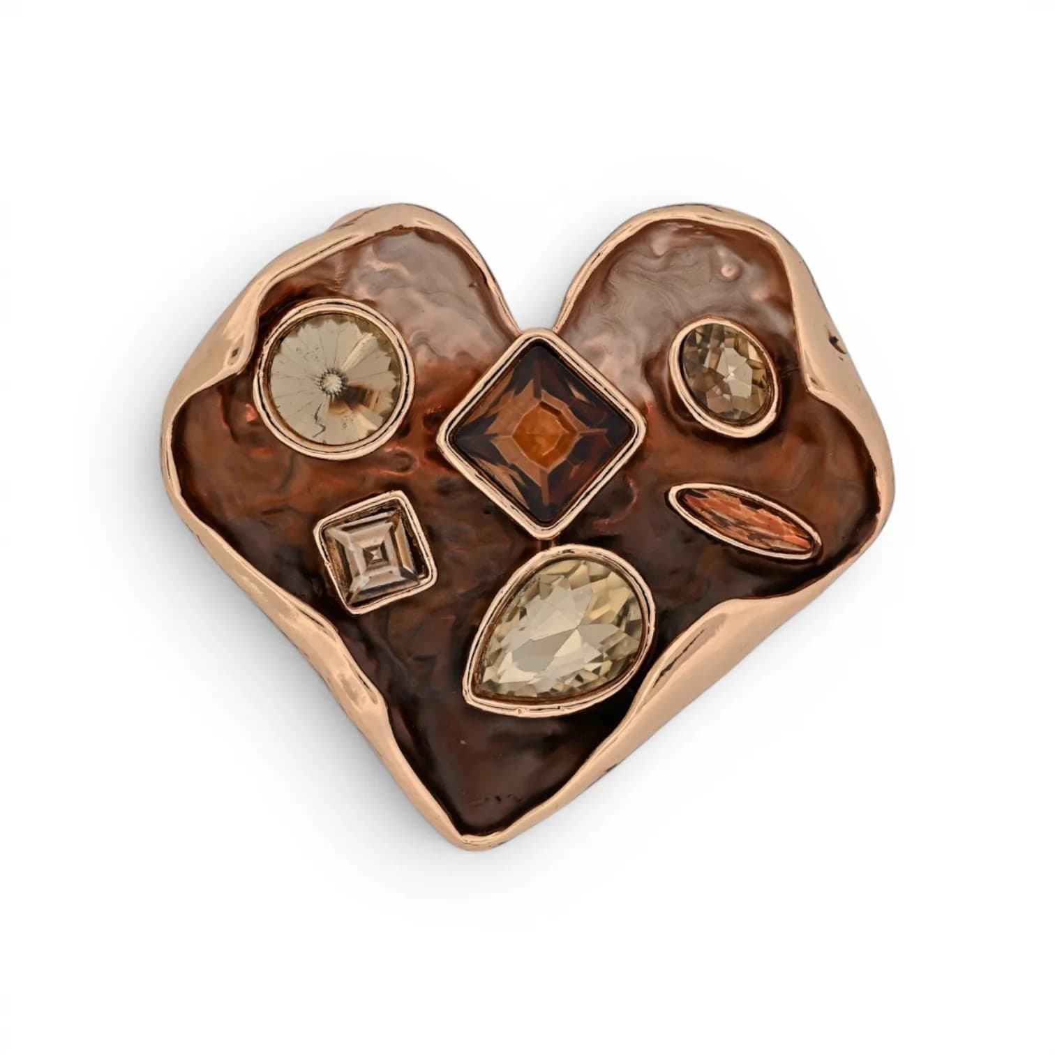 Broche cœur ambré en acier doré avec six inserts facettés clairs et orangés