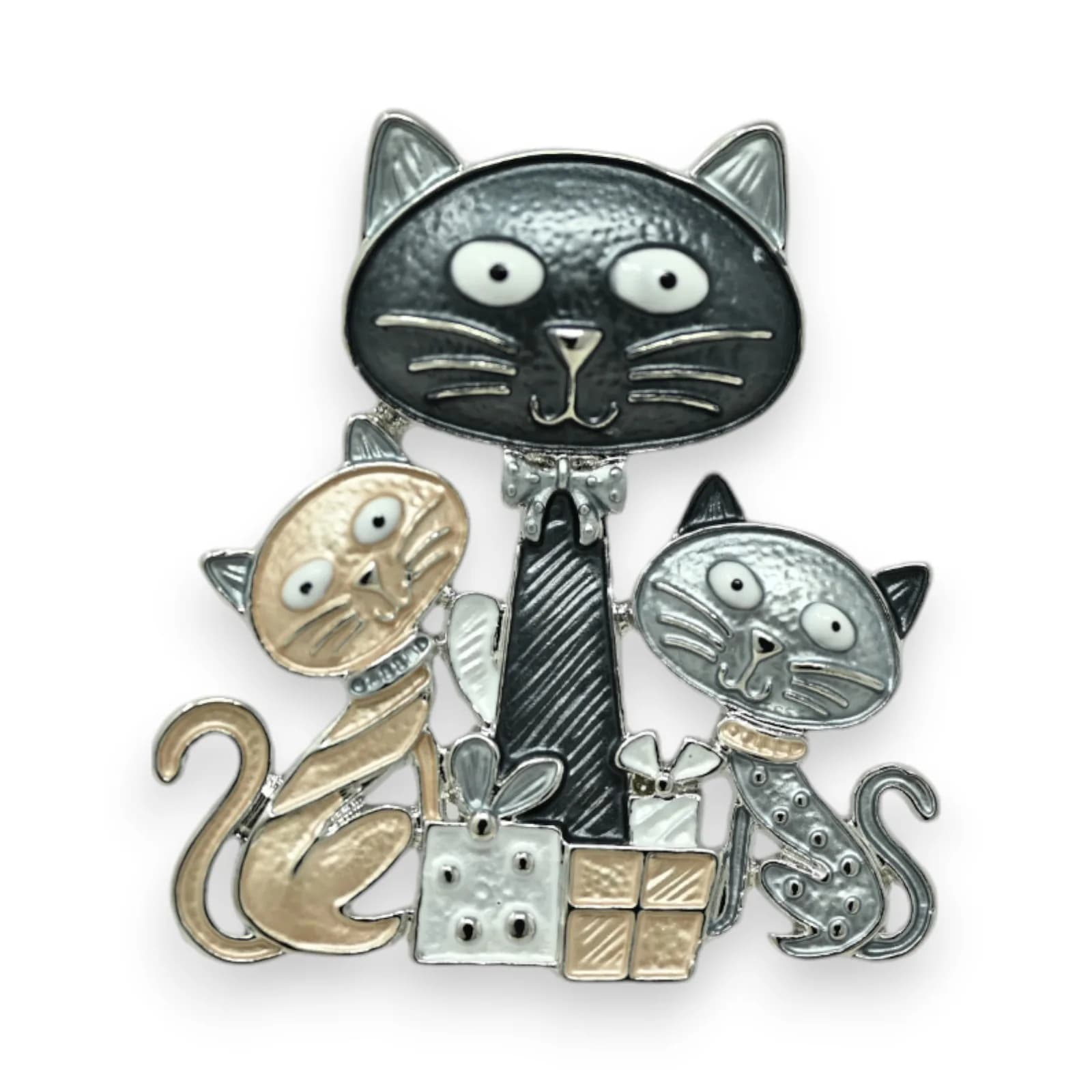 Broche avec un chat noir, un beige, un gris et deux cadeaux