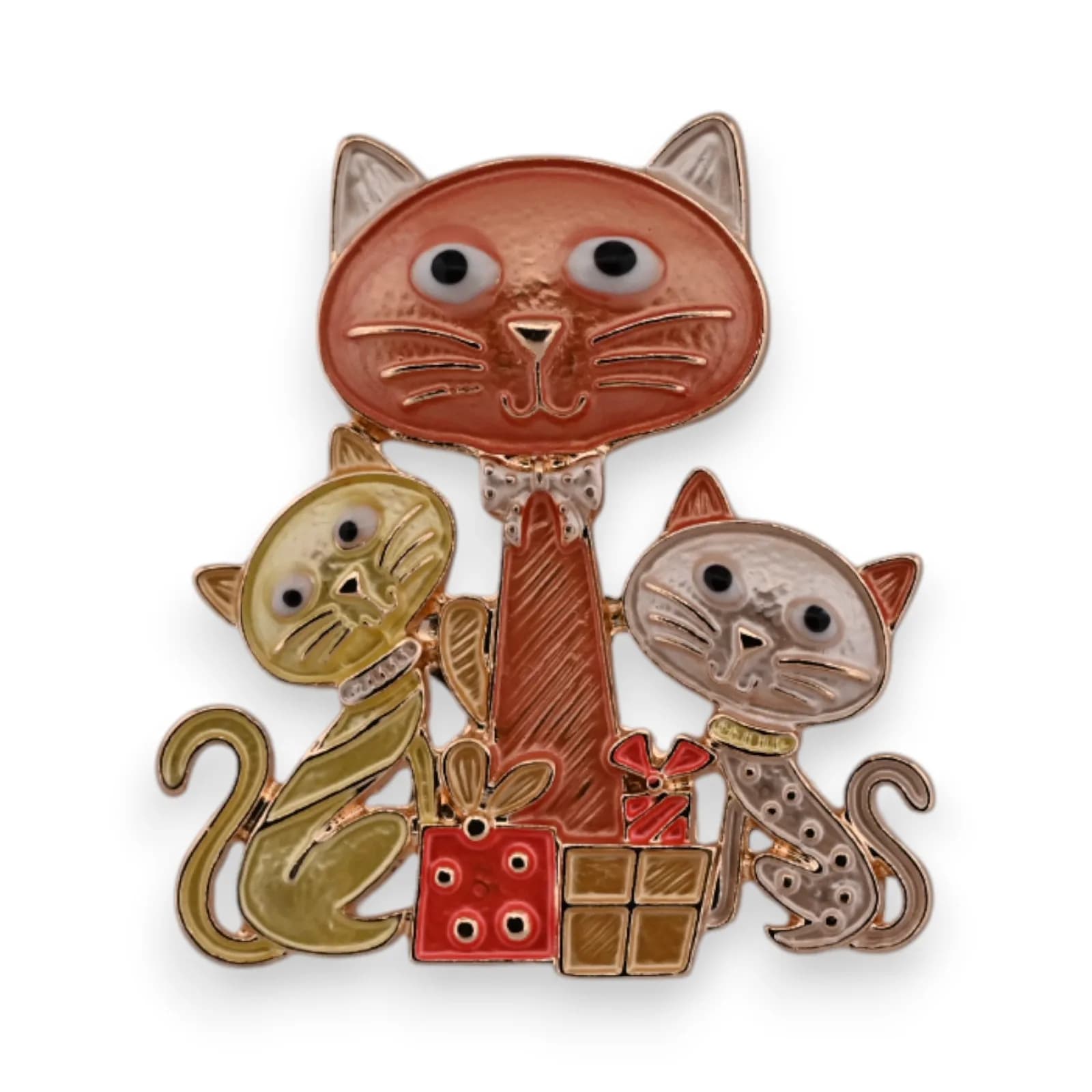 Broche aimantée aux trois chats en acier de couleur dorée