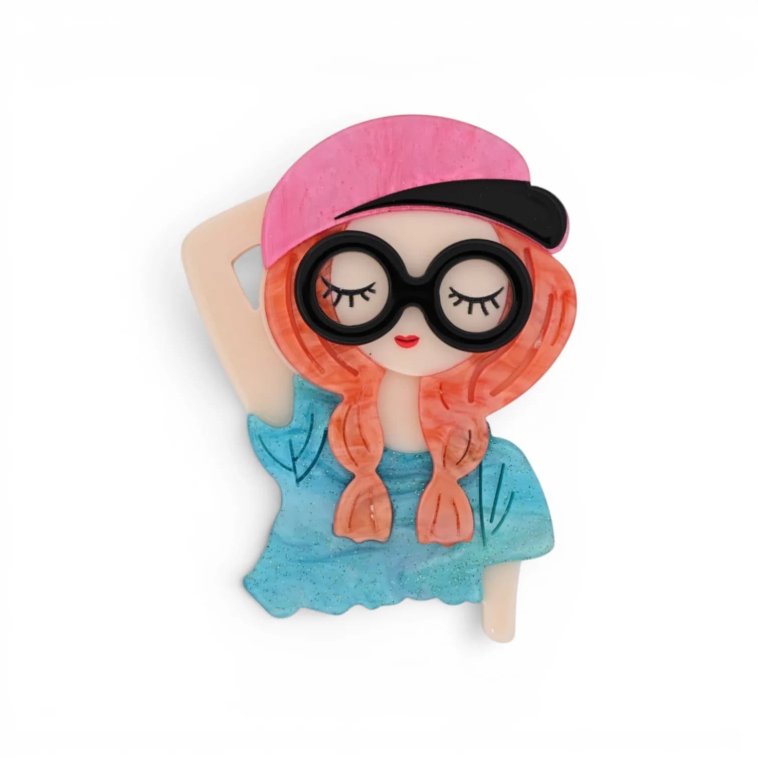 Broche Portrait Femme Aimantée en Résine, Casquette Rose et Lunettes Noires, 7 cm