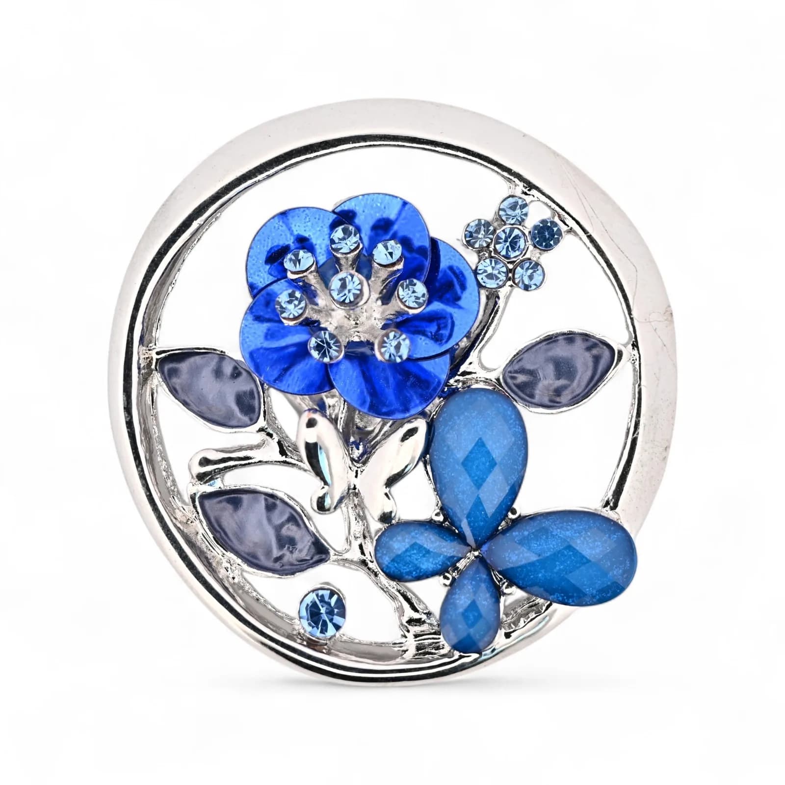 Broche ronde aimantée en acier de couleur argentée avec fleur bleue et deux papillons